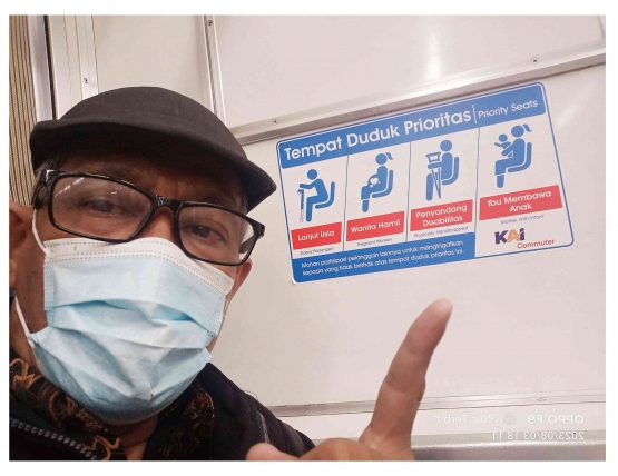 Tempat duduk prioritas di kereta Commuter Line Jabodetabek (dok foto : Nur Terbit)