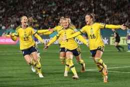 Pemain timnas Swedia bergembira lolos ke semifinal/foto: FIFA com