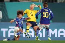 Duel sengit pemain Swedia dan Jepang/foto: FIFA com