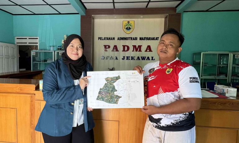 Penyerahan Peta Kepada Perangkat Desa (Sumber: Dokumentasi Pribadi)