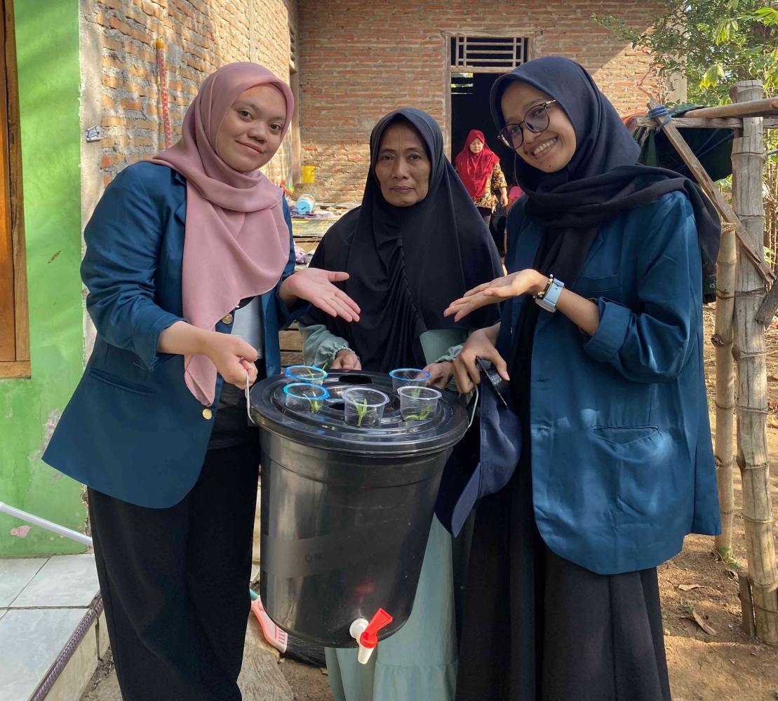 Foto Artikel Memanfaatkan Sampah Gelas Plastik Mahasiswa Tim Ii Kkn Undip 2023 Membuat Foto Artikel Memanfaatkan Sampah Gelas Plastik Mahasiswa Tim Ii Kkn Undip 2023 Membuat