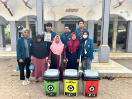 Hasil Luaran Program Kerja dan Penyerahan Tempat Sampah di Masjid Dukuh Jumbleng (Dokumentasi Pribadi)