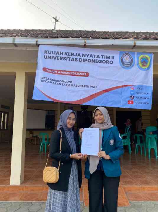 Penyerahan Lembar Formulir Pendataan UMKM Kepada Koordinator UMKM Desa Margomulyo Sumber : Dokumentasi Pribadi