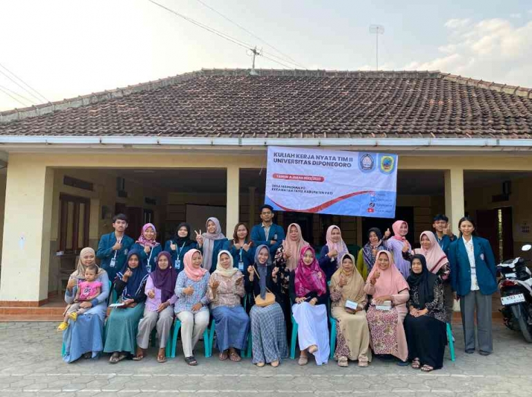 Foto Bersama dengan Para Pelaku UMKM Desa Margomulyo Sumber : Dokumentasi Pribadi