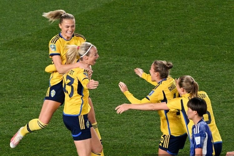 Selebrasi Amanda Ilestedt usai mencetak gol dalam laga perempat final Piala Dunia Wanita 2023 antara Jepang vs Swedia di Eden Park, Auckland, Selandia Baru, 11 Agustus 2023. (Photo by Saeed KHAN / AFP)(AFP/SAEED KHAN via kompas.com)