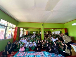 Foto : Bersama seluruh siswa-siswi MI Asy-Syafaat (dokpri)