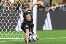 Aksi gemilang Mackenzie Arnold menahan penalti pemain Prancis/foto: FIFA com