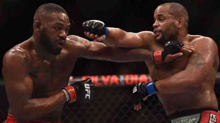 Gambar 2. Pertarungan antara Jon Jones dan Daniel Cormier dalam UFC 182 (Sumber: DAZN/ UFC)