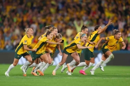 Pemain Australia bergembira merayakan lolos ke semifinal Piala Dunia/foto: FIFA com