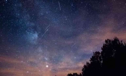 Keindahan Meteor diatas langait - Sumber: unsplash.com/@kreyatif