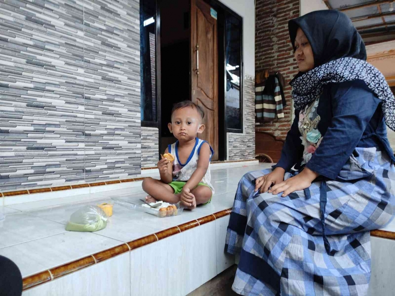 Balita Menikmati Inovasi Menu PMT (Dok PDD KKN UMD 108)