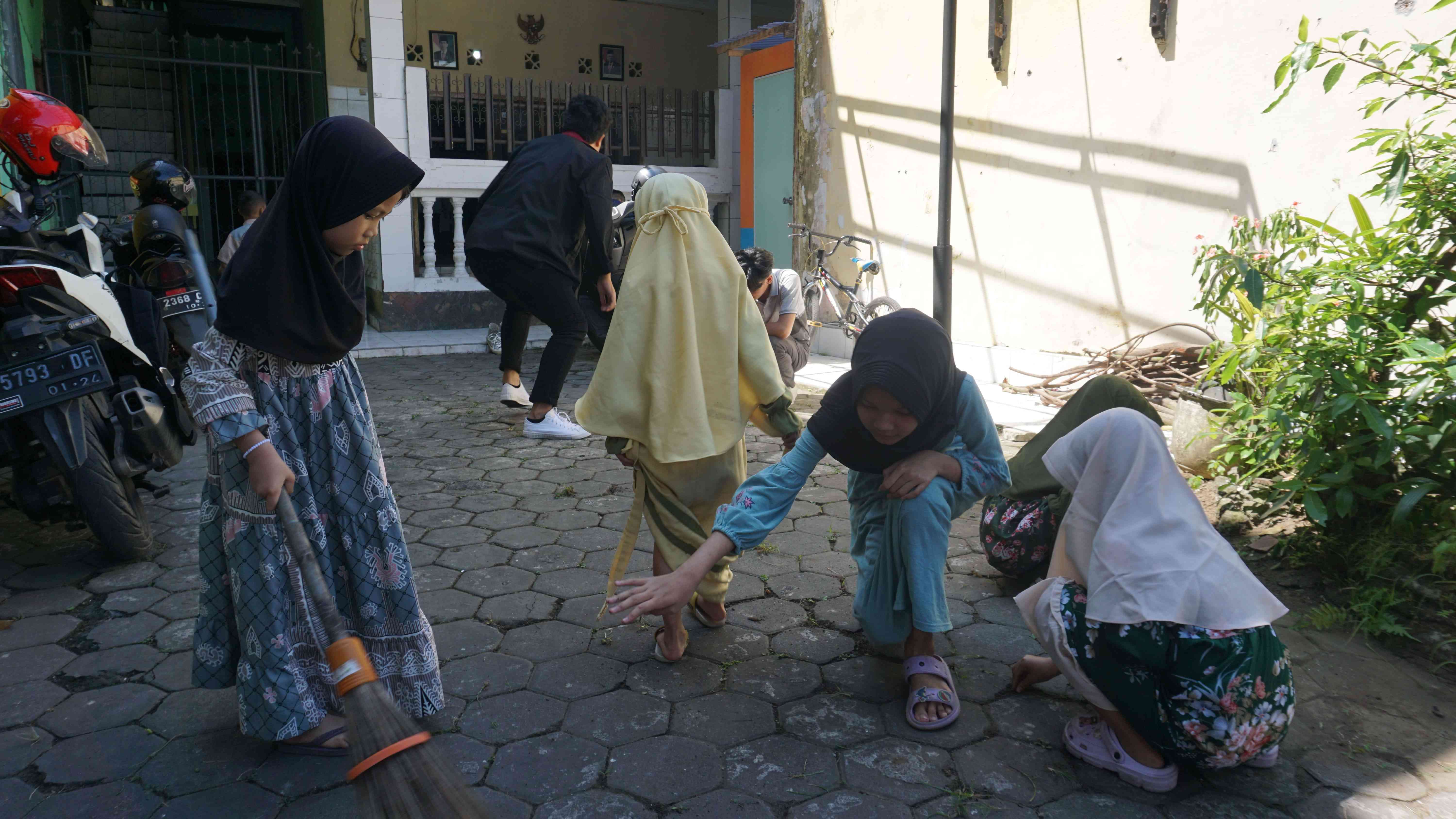 Mahasiswa UMM Melakukan Aksi Gotong Royong Bersama Anak-anak Panti ...