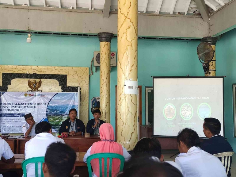 Seminar Pembuatan Cairan Eco Enzyme Dengan Kepala Desa dan Kepala Dusun (Dok PDD KKN UMD 108)