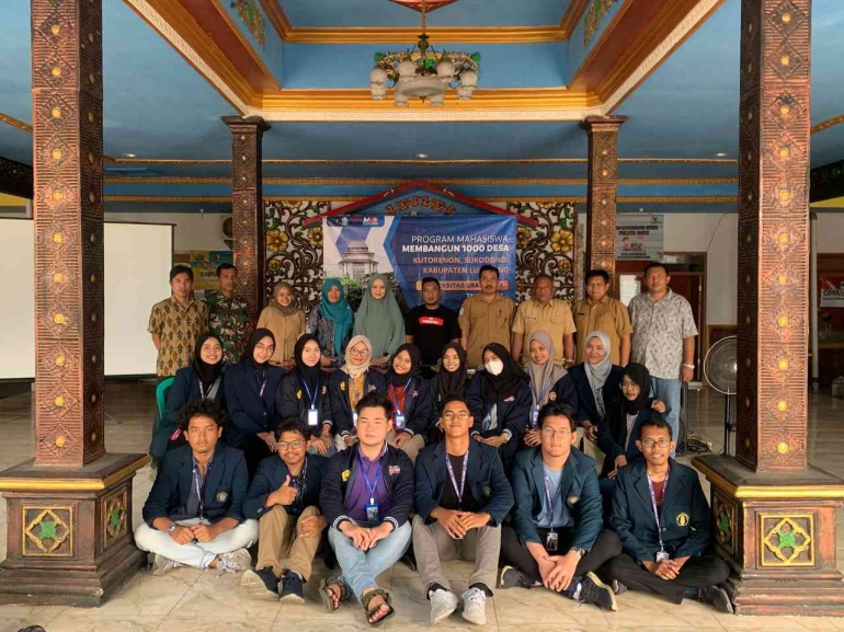 Foto bersama perangkat desa dengan mahasiswa KKN UMD UNEJ & KKN MMD UB Kutorenon/Dokpri