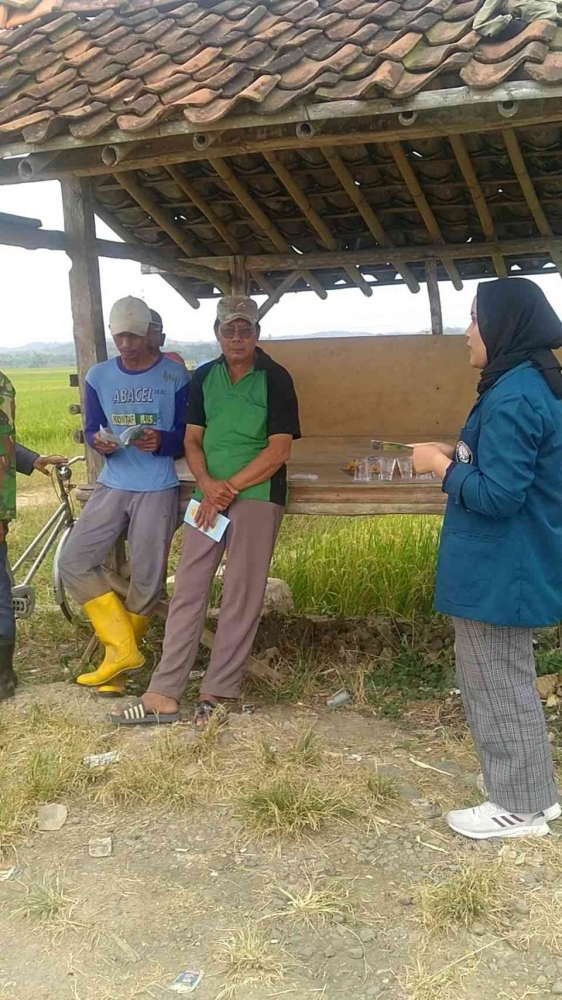 Penyampaian Materi kepada Petani Desa Margamulya di Pos Petani (dokumentasi pribadi)