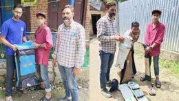 Uzair Nabi sedang menerima peralatan kriket dari pemerintah distrik Baramulla, Jammu dan Kashmir. | Sumber: Twitter