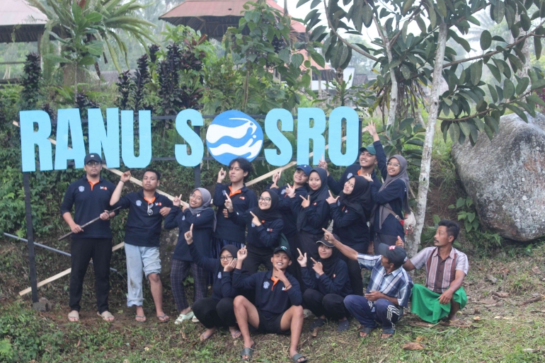 Kelompok 43 MMD UB melakukan pemasangan Papan Nama Ranu Sosro (Dok. pribadi)