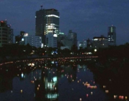 Puluhan ribu lilin dilepas di sungai di tengah kota Hiroshima. Setiap satu lilin mewakili satu jiwa (film dokumenter HIROSHIMA produksi B.B.C) 