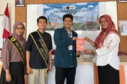 Penyerahan CERDIK Book kepada Perwakilan Kader Posyandu Ngunggahan (Dok. Pribadi)
