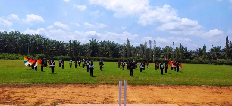 Foto ketika anggota Marching Band berlatih alat musik dan menyesuaikan susunan formasi di Lapangan Basecamp PT. GSDI-GSYM. Sumber : SMP Indah Makmur. 