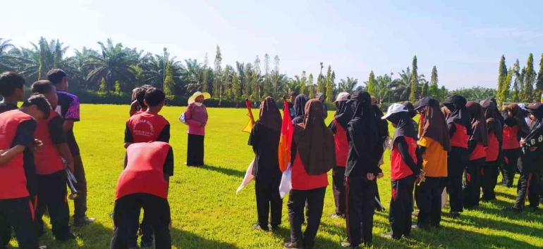 Foto ketika anggota Marching Band SMP Indah Makmur diberikan arahan oleh pelatih di Lapangan Basecamp PT. GSDI-GSYM. Sumber : SMP Indah Makmur.