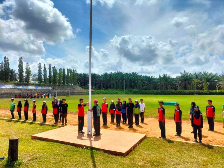 Foto ketika anggota Paskibra SMP Indah Makmur berlatih pengibaran bendera di Lapangan Basecamp PT. GSDI-GSYM. Sumber : SMP Indah Makmur.