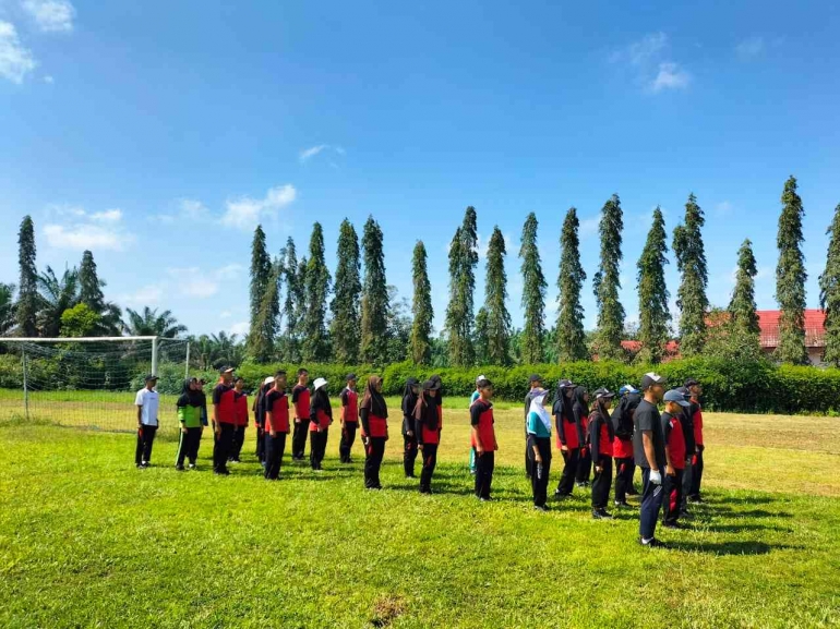 Foto ketika anggota Paskibra SMP Indah Makmur berlatih baris-berbaris di Lapangan Basecamp PT. GSDI-GSYM. Sumber : SMP Indah Makmur. 