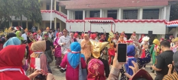 Kepala LLDikti Wilayah II menari bersama para penari dan peserta upacara (Dokpri)
