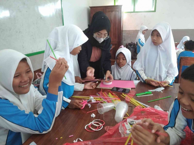 Pelatihan Daur Ulang Sampah. Dokumentasi : Kelompok KKN UMD UNEJ 78 Periode 2.
