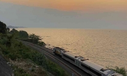 Kereta api yang melintas di pinggiran Pantai Jodo. Sumber: dokpri