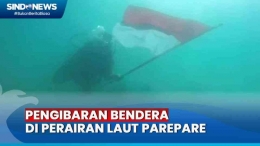 Brimob dan Tim SAR Kibarkan bendera di bawah laut Parepare (sumber: Sindonews.net)