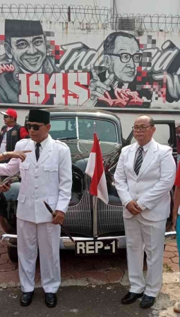 Mural Sukarno-Hatta menjadi latar belakang 'Sukarno' dan 'Moh. Hatta' yang diperankan generasi masa kini (Dokpri)