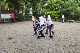 Para siswa yang begitu semangat dan penuh antusias menjalani pertandingan sepak bola di sekolah. (foto Akbar Pitopang)