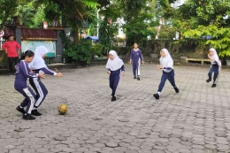 Tampak laga pertandingan sepak bola putri di sekolah sedang berlangsung. (foto Akbar Pitopang)