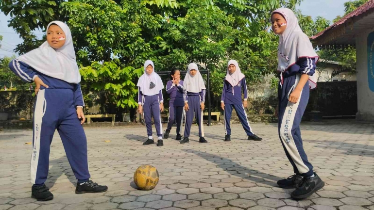 Memulai pertandingan sepak bola putri. (foto Akbar Pitopang)