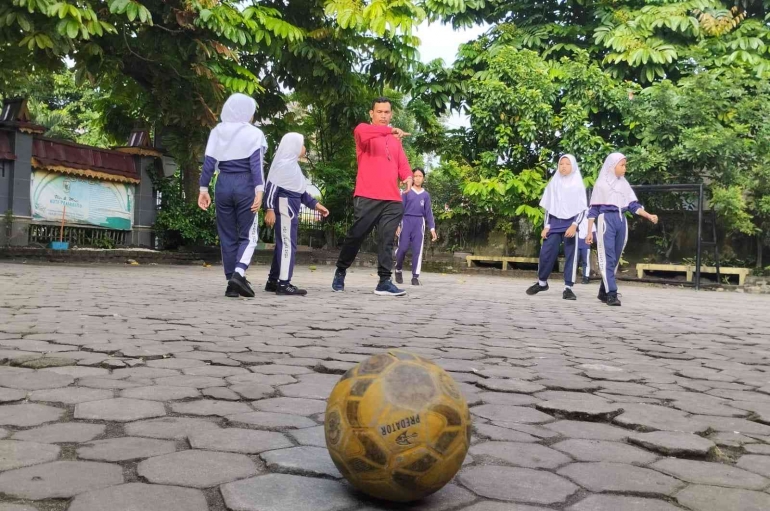 Acara tanding sepak bola putri dalam rangka menyambut HUT 78 RI di sekolah kami pada 16/8/2023. (foto Akbar Pitopang)