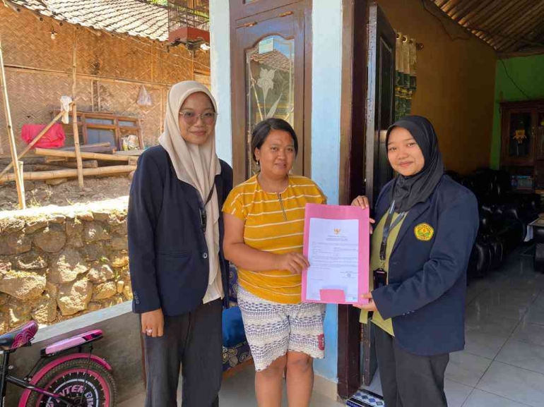 Dokumentasi Hasil Pendampingan dan Penyerahan NIB ke UMKM Desa Arjasa oleh Kelompok Promahadesa (Dok. pribadi)