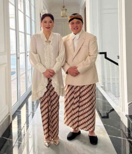 Menteri BUMN Erick Thohir mengabadikan diri bersama isteri dalam balutan pakaian Boedi Oetomo (dok foto: twitter @erickthoir)