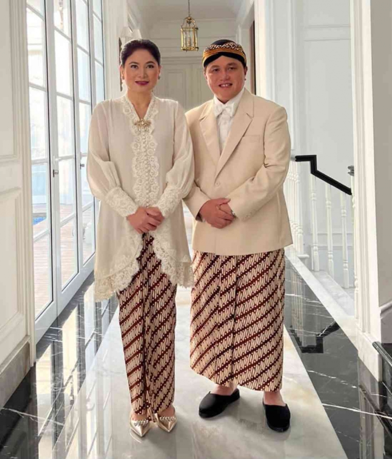Menteri BUMN Erick Thohir mengabadikan diri bersama isteri dalam balutan pakaian Boedi Oetomo (dok foto: twitter @erickthoir)