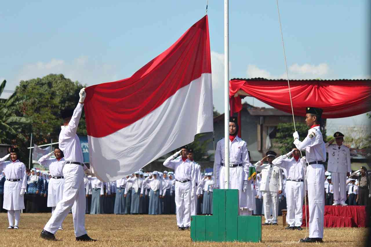 Merah Putih Di Langit Kemerdekaan: Mengenang Mengibarkan Bendera Pada ...