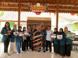 Penyerahan Output Kegiatan KKN kepada pengurus Desa Wisata Wayang Sidowarno