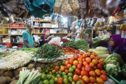  Pedagang melayani pembeli di Pasar Tebet | KOMPAS/TOTOK WIJAYANTO 