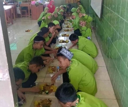 Siswa makan bersama di kelas (dokumen pribadi)
