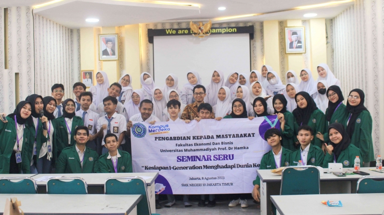 Sesi foto bersama kelompok 30 PKM dengan siswa siswi SMKN 10 JAKARTA/Dokpri