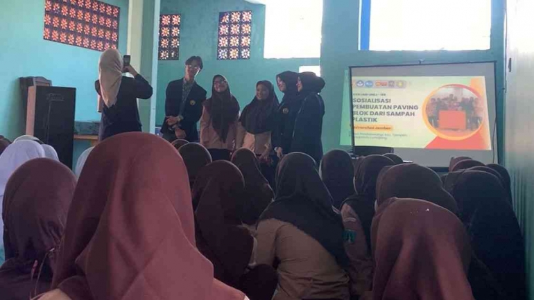 Pemaparan Materi Sosiaisasi oleh Mahasiswa KKN UMD UNEJ 2023