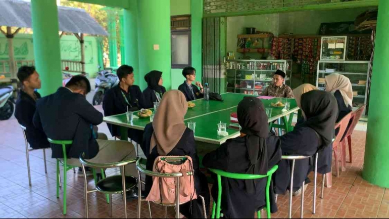 Diskusi bersama Kepala Sekolah SMA Darul Ulum Tempeh