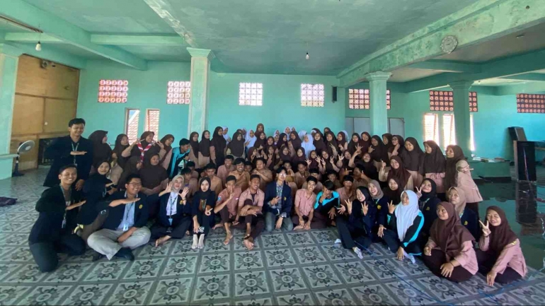 Dokumentasi Kegiatan Sosialisasi Pembuatan Paving dari Sampah Plastik bersama Mahasiswa KKN UMD UNEJ 2023