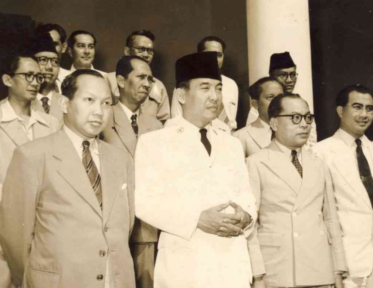 Presiden Soekarno dengan para menteri kabinet pertama RIS, di Gedung Dewan Menteri (bekas Raad van Indie), Pedjambon. Sumber: KEMPEN/kompas.id