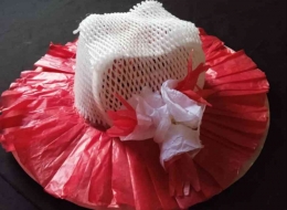 Topi cantik dari cething wadah nasi dan sampah pembungkus buah untuk kostum pelengkap (dokpri) 