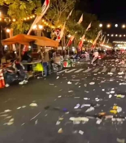 Sampah berserakan di jalanan Kota Nganjuk setelah perayaan Agustusan ( sumber gambar : tangkapan layar ISN.infoseputarnganjuk )